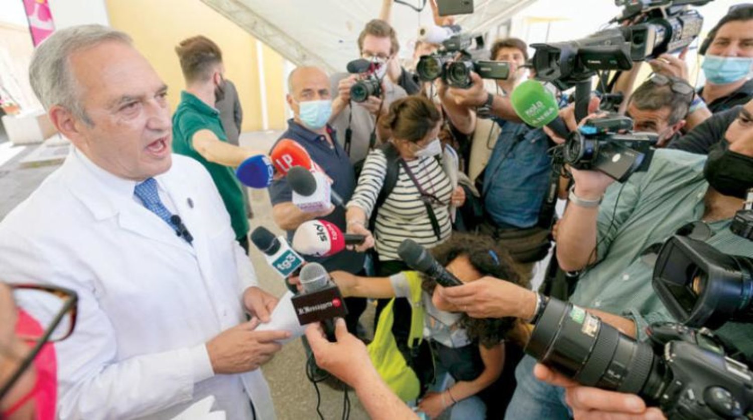 "منکی پوکس" وائرس کے پہلے کیس ریکارڈ ہونے کے بعد روم میں ایک پریس کانفرنس کے منظر کو دیکھا جا سکتا ہے (اے بی)